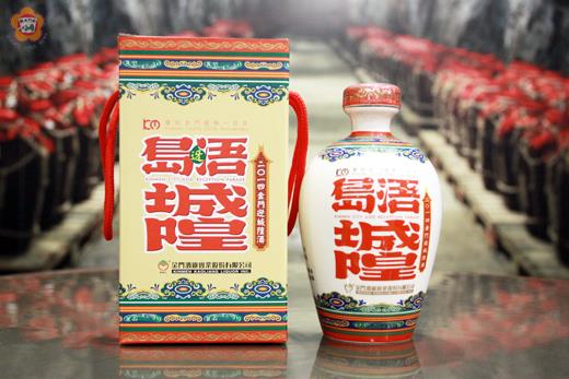 2014金門迎城隍浯島宗教文化觀光季已落幕，金酒公司推出的『2014金門迎城隍紀念酒』祈求浯島金門「合境平安」，大受消費者歡迎。 （照片由金酒公司提供）