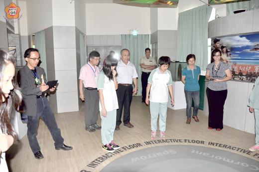 金寧中小學校長許維民帶領教學團隊以戰地生活英語教學的特色，通過教育部「教學卓越獎」第一階段的複選評比，陳新平、陳弘哲兩位觀察員實地了解學生在「戰地生活英語情境教室」上課情形。（許加泰攝）