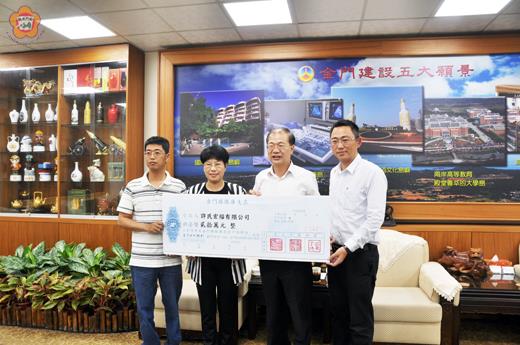 宏福旅店獲交通部觀光局二星級旅館評鑑標識,縣府頒發20萬元獎勵金。(翁維智攝)