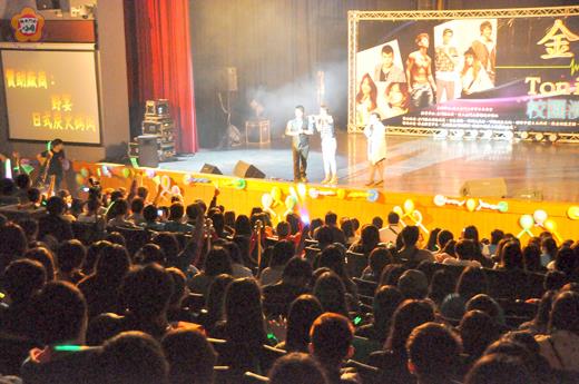 國立金門大學學生自治會「金夜校園演唱會」昨登場。（陳麗妤攝）