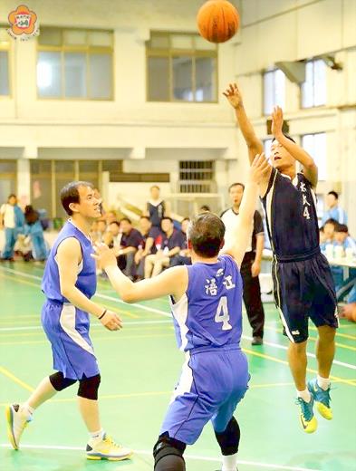  金門縣警察局辦理「局長盃」籃球賽，球員賣力展開激烈對戰。（縣警局提供）