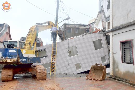 金寧鄉頂堡村一棟新建住宅發生整棟倒塌，還波及鄰宅。（許加泰攝）