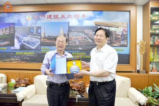   大陸天津濱海新區副書記呂福春率團抵金交流並抵縣府拜會縣長李沃士，雙方晤談甚歡，李縣長特別致贈金門擎天美酒向訪賓致意。（翁維智攝）