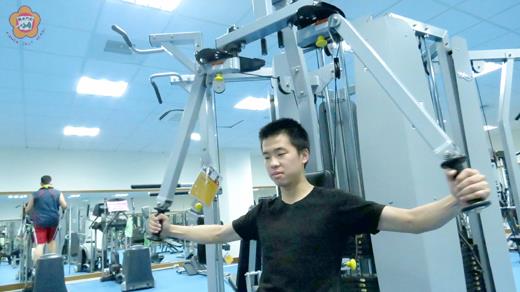 六站式多功能體能訓練機的運動模式包括:高位拉力及低位拉力、坐姿蝴蝶機、腿部伸張及彎曲、坐臥推舉及蹲舉訓練、單臂拉力及划船訓練、仰臥起坐及引體向上。(張建騰攝)