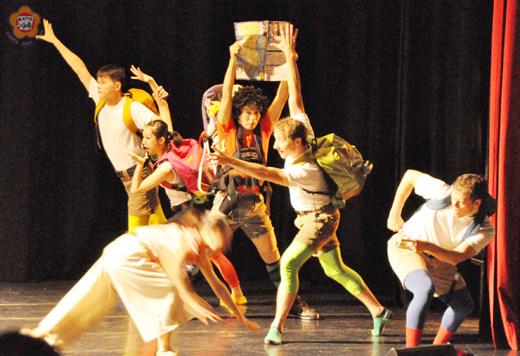  「極至體能舞蹈團」昨在文化局演出「背包客」，演員透過肢體傳達取材生活的故事，內容幽默有趣，台上台下藉互動合而為一，全場掌聲笑聲從沒中斷，HIGH到不行。（陳麗妤攝）