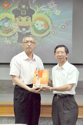 金門縣政府昨舉辦「替代役男管理人員研習」，役政署科長黃立民抵金專題分享；民政處副處長林志國代表贈禮致意。（陳麗妤攝）