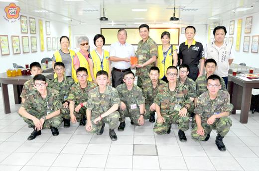   金沙鎮長陳昆第昨偕同婦聯會及代表會，前往金門守備大隊勞軍。（許峻魁攝）