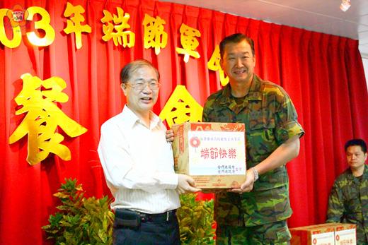   金防部端節軍民聯誼餐會由指揮官潘家宇中將（右）主持，縣長李沃士（左）特別致贈高粱酒向勞苦功高的官兵弟兄賀節。（金防部提供）
