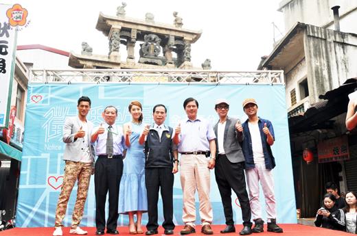 電視劇「徵婚啟事」昨在金城貞節牌坊前廣場辦了一場「金彩見面會」，劇組人員和熱情粉絲精彩互動，縣府秘書長盧志輝偕金酒公司董事長李文選到場探班並向劇組人員致意。（翁維智攝）