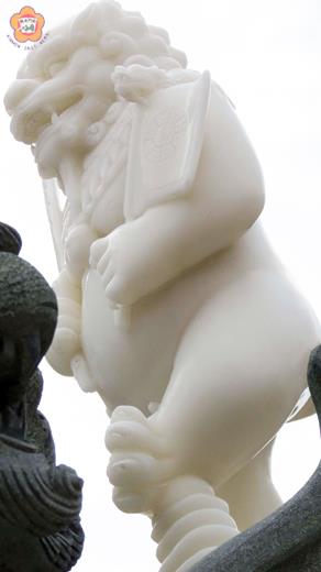 三忠廟的十二獸風獅爺有鼠耳、牛睫、虎爪、兔牙、龍頭八卦旗、蛇首劍柄、馬陰、羊鬚、猴首劍把、雞羽披風、狗尾、豬身。（張建騰攝）