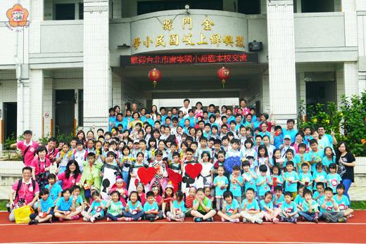 台北市康寧國小校長張素花率領該校師生到烈嶼鄉上岐國小進行校際交流。(李金鎗攝)