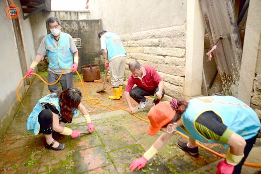 金城志工隊人員昨前往獨居老人家中協助清掃居家環境。（董森堡攝）