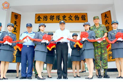 　國防部長嚴明心繫外島官兵戰備辛勞，昨特別於端節前夕前往金門防衛指揮部慰勉防區部隊，主持金防部隊史文物館的開幕剪綵典禮。（金防部提供）