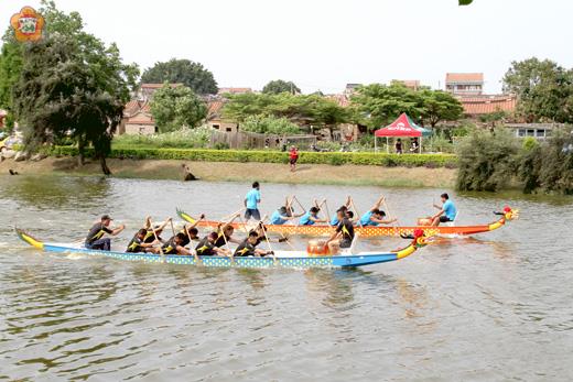 第六屆端午節龍舟賽，昨在雙鯉湖舉行，參賽隊伍競爭激烈。（許加泰攝）