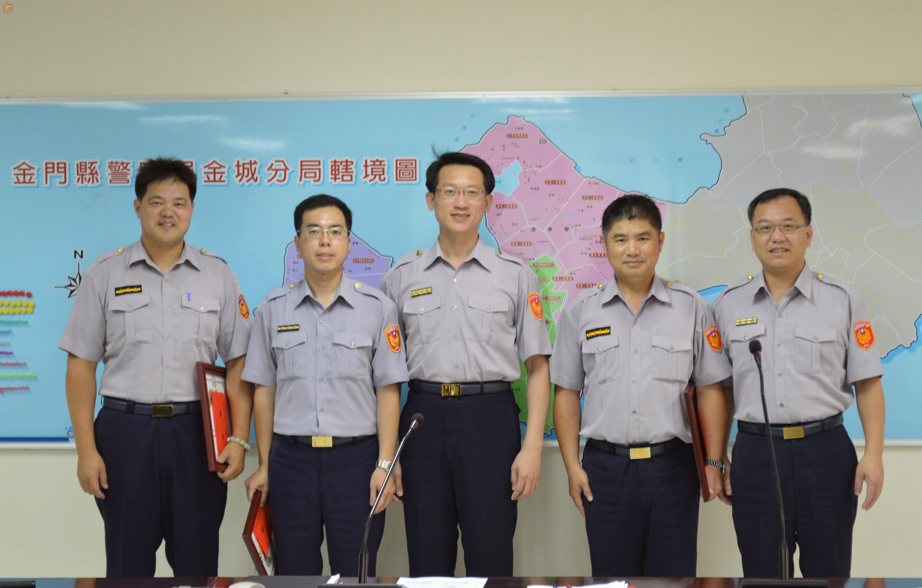   金城警分局分局長甘炎民（中）與副分局長曾有慶（右一）頒獎表揚分局績優員警謝瑞文（右二）、許哲祥（左二）、許國杉（左一）並合照。（金城分局提供）