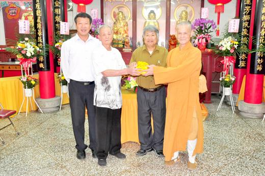 護國寺管理委員會交接，新任主委自信法師（右一）上任。（許峻魁攝）