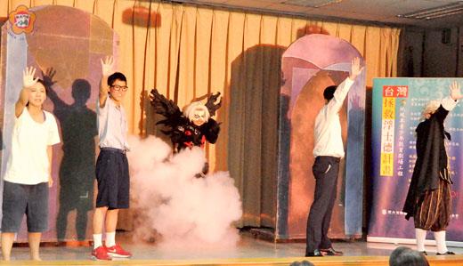 紙風車劇團「台灣拯救浮士德計畫」金門巡演今開跑。（陳麗妤攝）