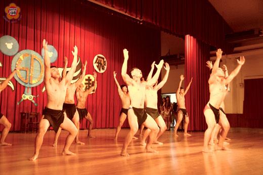 國立金門高中昨舉行第六十屆畢業典禮，全校師生齊聚禮堂歡送三百二十六名畢業生們，而活動中進行的開場舞蹈、健美表演更是風靡全校師生。（董森堡攝）