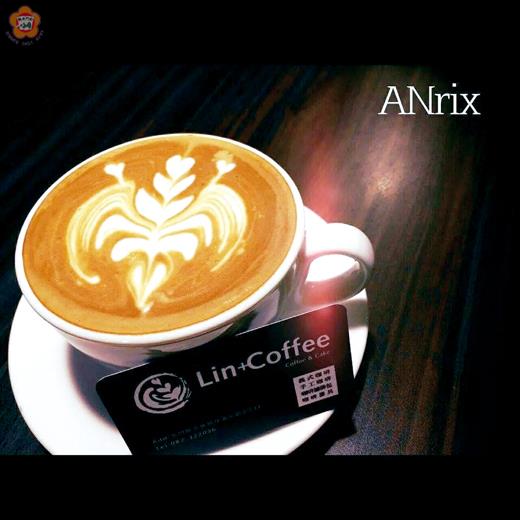   在曼妙的咖啡拉花世界，蕭焄安拉出一片美麗天地，她參加「全國校園盃咖啡拉花大賽」獲獎作品。（金城Lin+Coffee老闆胡凌雄提供）