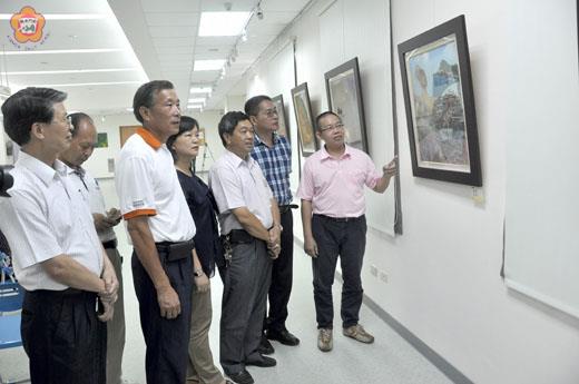   莊養森-後立體派風格創作展昨舉行開幕儀式，並引領來賓觀賞其創作。（李金鎗攝）