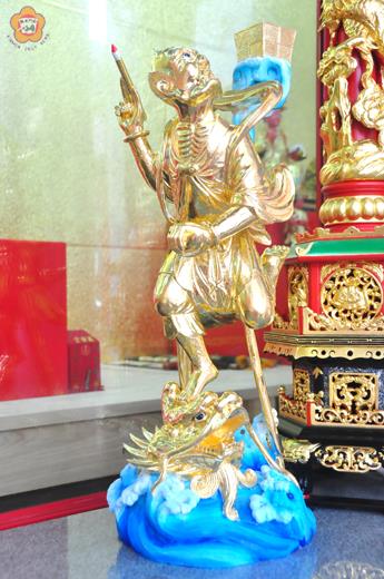   沙美三忠廟年初落成，廟內供奉一尊「金魁星爺」。（許峻魁攝）