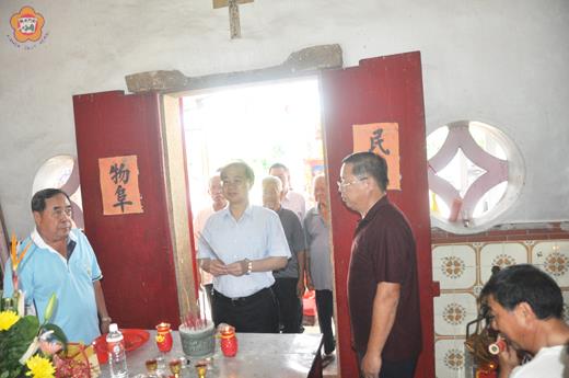 　安岐龍塘古廟三王府王公聖誕醮慶，縣長李沃士、金寧鄉長陳成勇前往拈香祝賀。（李金鎗攝）