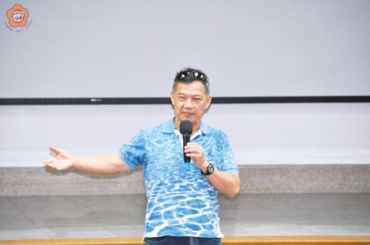   綽號「豆腐教授」的國立空中大學公共行政系副教授沈中元，昨天在金門縣政府導讀「被新聞出賣的世界」書目作演講。（李增汪攝）