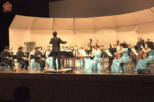 福建民族樂團在文化局演藝廳進行一場「國樂閩韻海峽情」音樂會，演奏多首動聽的民族管弦樂樂曲，帶給觀眾美好的音樂饗宴。（莊煥寧攝）