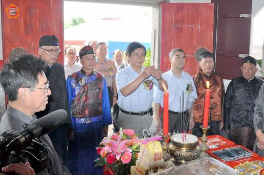   縣府假縣定古蹟奎閣舉辦祈福祭典活動，縣府秘書長盧志輝率員祭拜魁星爺，並贈送學子粽子，祝考中理想學校與科系。（莊煥寧攝）