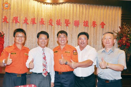   義勇交通警察大隊大隊長交接活動，昨晚舉行，議員蔡水游（右二）、警察局副局長張明和（左二）稱讚卸任義交大隊長王林斌（左三），對於義交工作，貢獻良多。（許加泰攝）