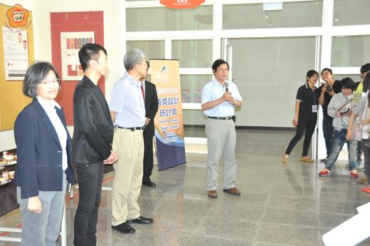 「金門港水頭客運中心國際競圖首獎設計研討會」在文化園區舉行,縣府秘書長盧志輝在得獎作品展覽會的開展茶會中致詞。(莊煥寧攝)
