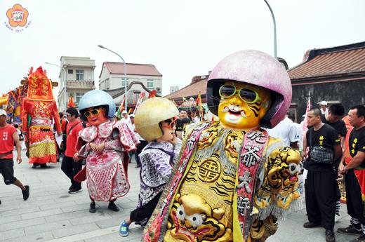   金門城社區慶祝古地城隍六百二十七週年作醮慶典重頭戲城隍遶境巡安昨日下午熱鬧登場，「虎爺大將」逗鬧熱。（李增汪攝） 