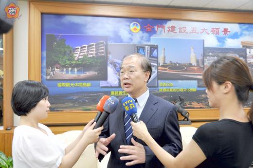 國際競圖 媒體聚焦
縣長李沃士昨在縣長室接受電視台駐地媒體專訪,針對水頭客運中心國際競圖案回答媒體提問。(翁維智攝)