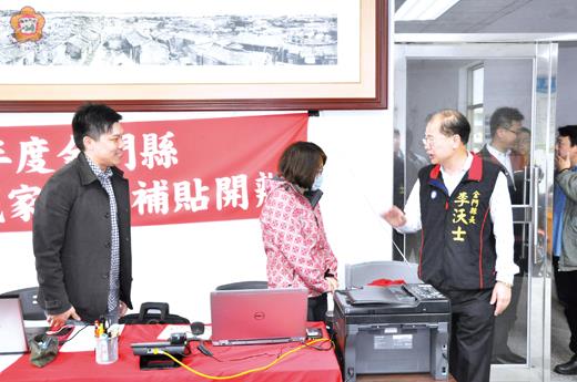 縣長李沃士關心本縣青年安心成家住宅補貼受理申請情形。(李增汪攝)
