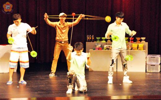   虎劇團輕鬆呈現扯鈴及溜溜球美技，融合肢體及藝術概念的呈現方式，讓童玩更富有生命力，引發全場共鳴，叫好又叫座。（陳麗妤攝）