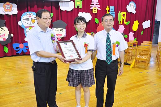   金湖國中畢業典禮，由教育處副處長陳金文表揚學習領域績優之畢業學生。（許峻魁攝）