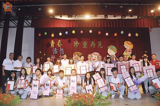   金寧中小學昨日舉行103級畢業典禮，縣長李沃士等來賓與獲獎績優畢業生合影。（許加泰攝）