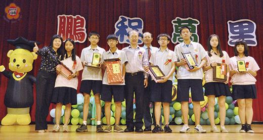   金城國中昨舉辦畢業典禮，學校精心製作畢業影片開場，縣長李沃士等貴賓頒獎表揚績優學子並獻上祝福。（陳麗妤攝）