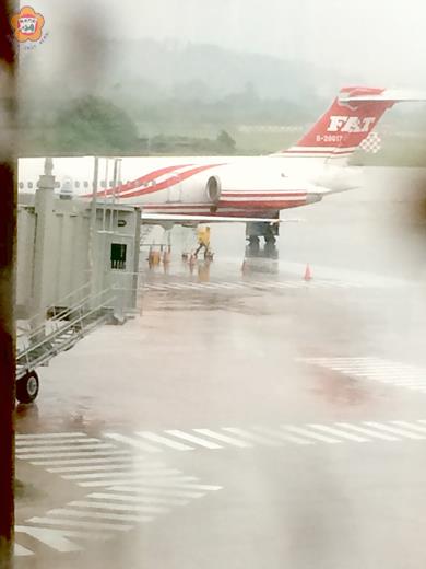 遠東航空061班機，昨日上午8點56分降落尚義機場後滑出跑道停止線，旅客虛驚一場。相關肇事原因還有待飛安會調查。（許加泰攝）