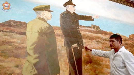   古寧頭戰史館典藏展示名家巨幅油畫，聘請臺灣藝術大學郭江宋老師團隊修復。（金門國家公園提供）