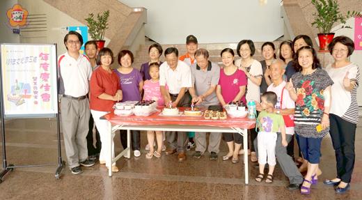   文化局舉辦一年一度志工慶生會，局長李錫隆等出席和志工伙伴同樂，共享志願投入藝文推廣和志願服務工作之收穫和喜悅。
（文化局提供）