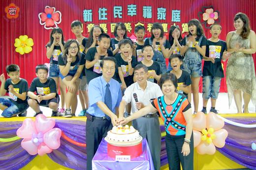 金門縣古城國民小學，舉辦新住民幸福家庭—創意異國美食料理大賞，畢業班也配合推出畢業晚會活動，古城大家庭成員，家長提供美食，孩子秀才藝，彼此交流學習、互相了解，和樂融融。（圖由古城國小提供）
