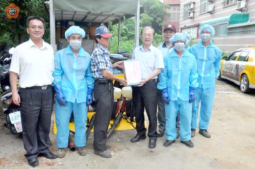 連日來各鄉鎮清潔人員進行道路除草與環境整理及消毒作業，縣長李沃士前往清潔隊員工作點探慰，致贈飲料為大家解渴，同時感謝大家為地區環境盡心力。（莊煥寧攝）
