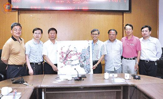   副縣長吳友欽歡迎安徽省政府參事室副主任朱新中等一行人到訪，雙方並致贈紀念品。（莊煥寧攝）