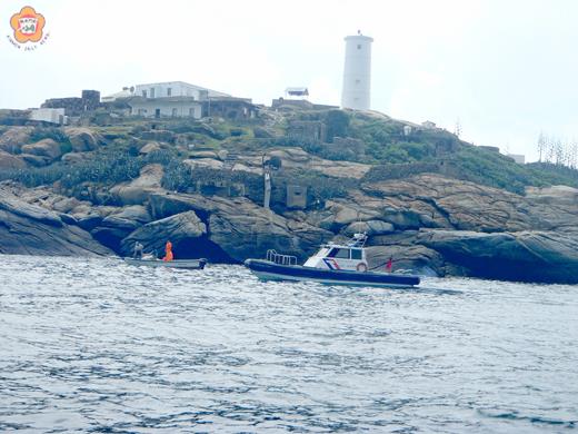 護漁小組連續環繞北碇島兩圈才將流刺網收取完畢。（金門縣政府提供）