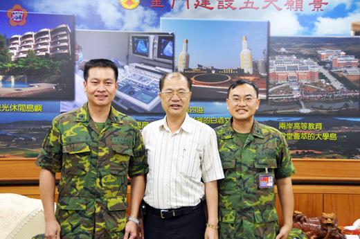   縣長李沃士昨頒授榮譽縣民證予陸軍金門野戰醫院院長蔣昀蒼（左）、副院長江雁武（右），感謝二人功在金門。
（翁維智攝）