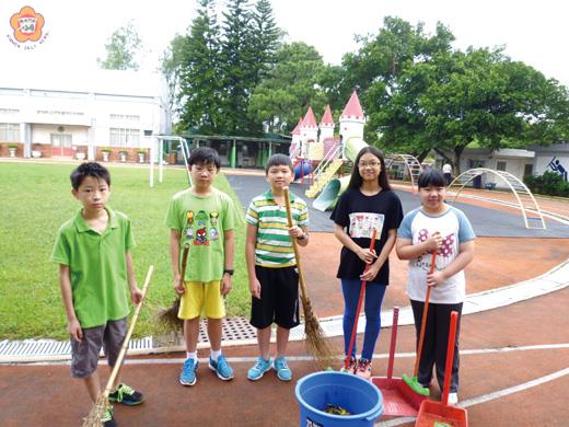   述美五位畢業生回母校協助清潔工作。（述美國小提供）