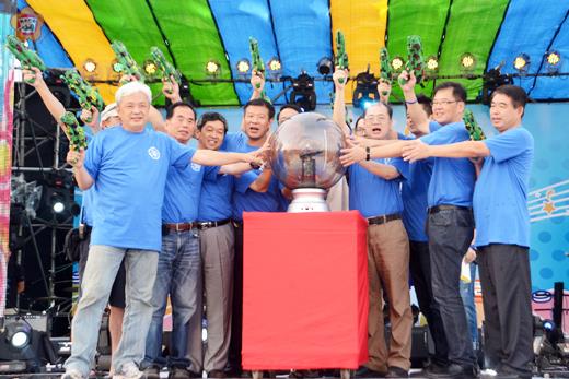 歌聲響起 花蛤季又來了
李縣長與貴賓手持水槍,按雷射光球,宣告夏艷海洋風金門花蛤季昨正式啟動!(董森堡攝)