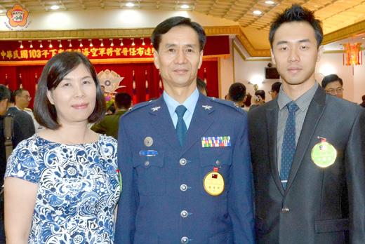 陳篤敢少將於晉階後與妻、兒合影。
（國防部及空軍後勤處提供／張建騰翻攝）