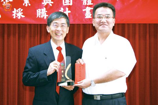 金門縣環保局再獲環保署空氣品質維護改善績效離島組特優獎,環保局長楊世宏接受環保署魏國彥署長頒獎表揚。(環保局提供)